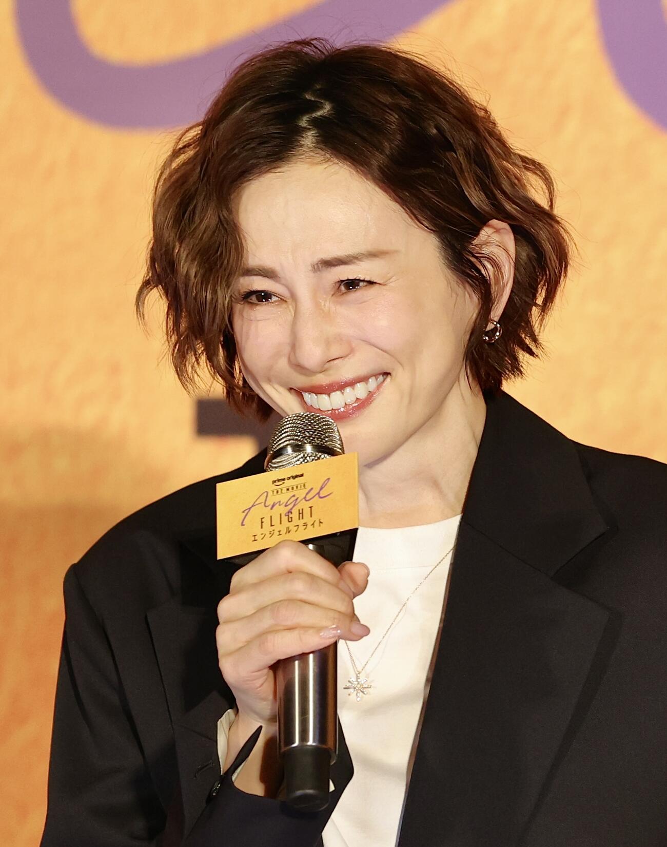 あいさつで目に涙を浮かべる米倉涼子（撮影・河田真司）