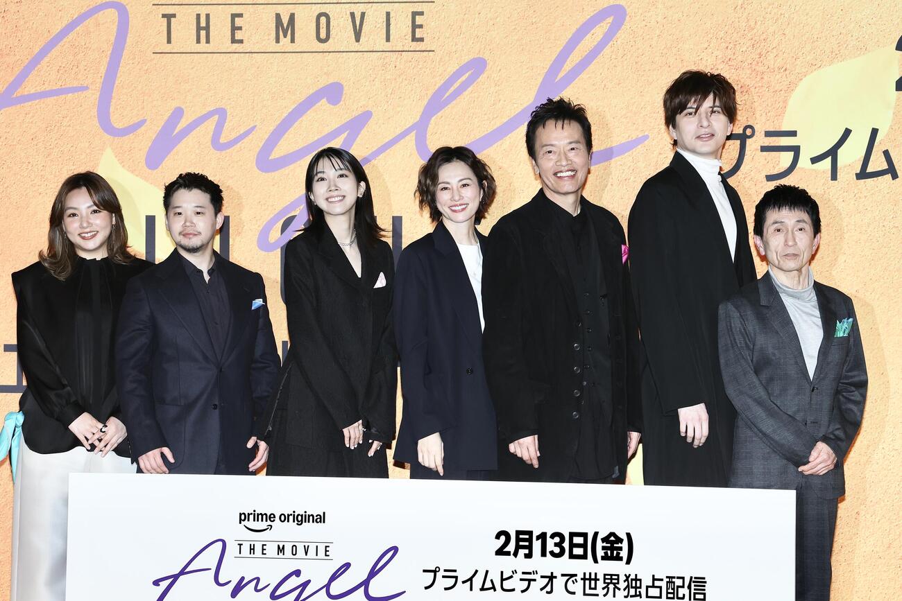笑顔で写真に納まる米倉涼子（中央）。左から野呂佳代、矢本悠馬、松本穂香、1人おいて遠藤憲一、城田優、徳井優（撮影・河田真司）