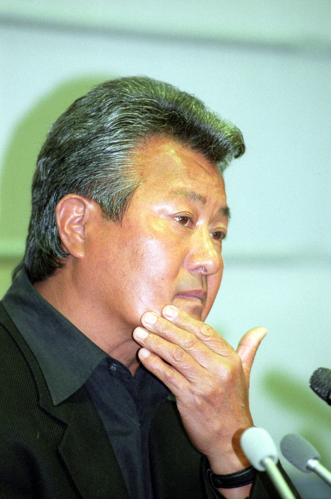 1999年3月、当時の羽賀研二容疑者について会見する故梅宮辰夫さん