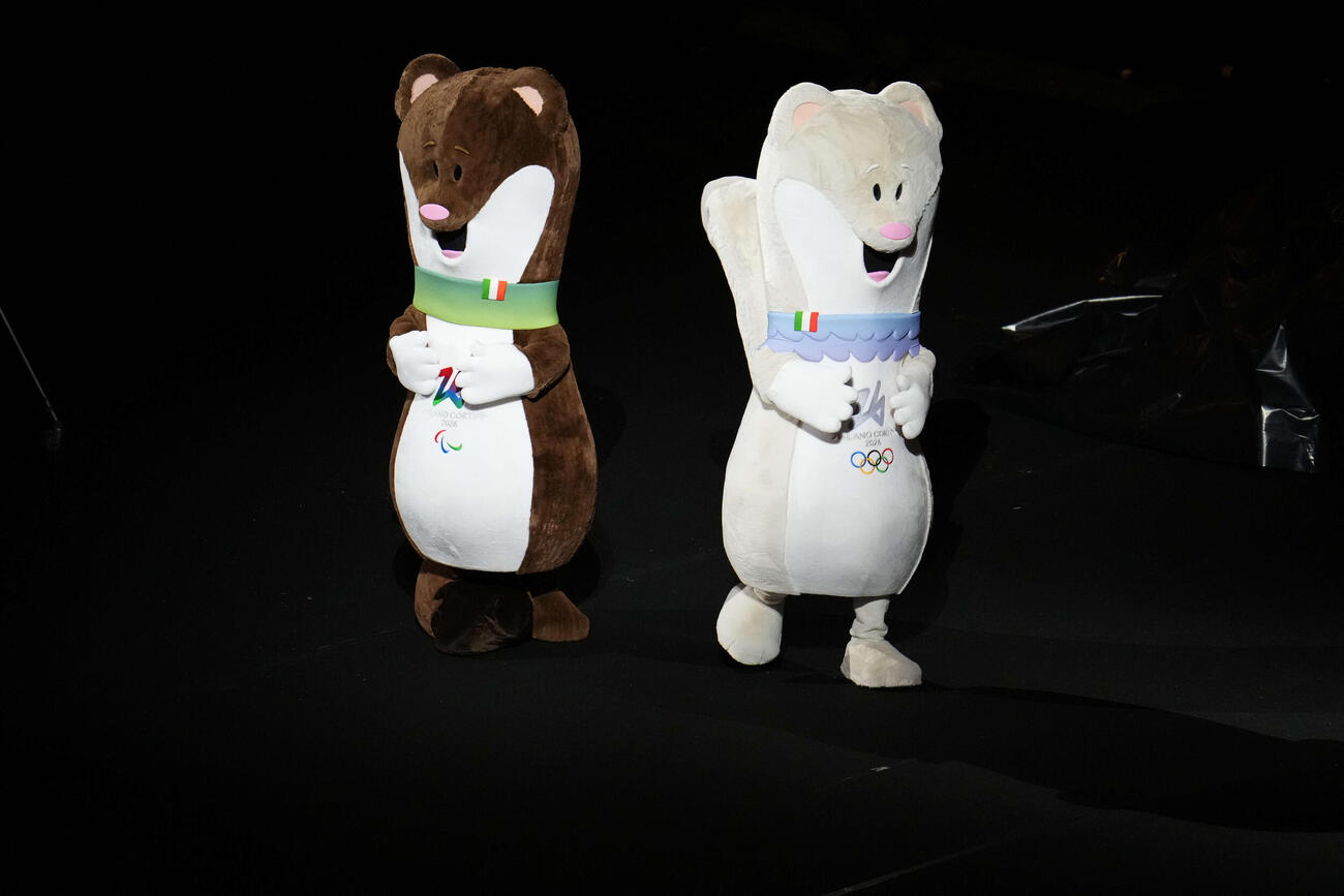 ミラノ・コルティナ五輪の開会式に登場した公式マスコットのミロ（左）とティナ（AP）