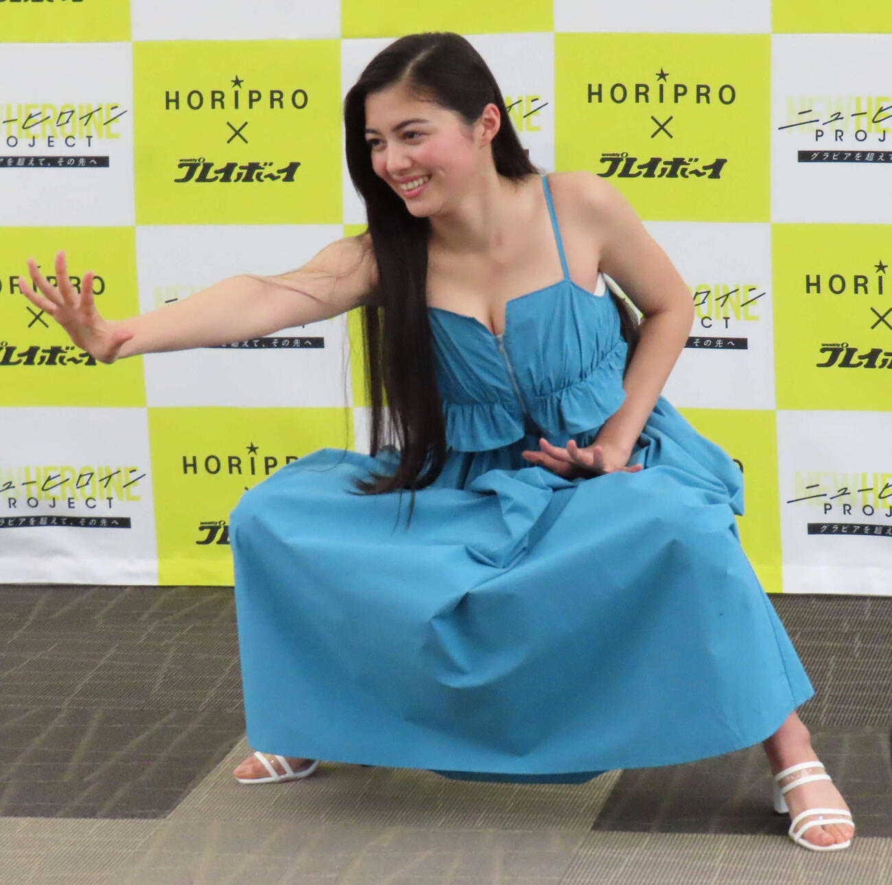 特技の相撲のポーズを披露する清埜きりさん