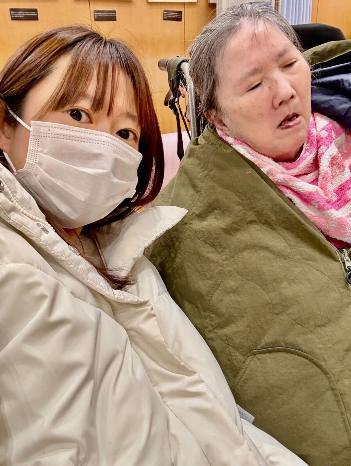 在宅介護する認知症の母とのツーショット