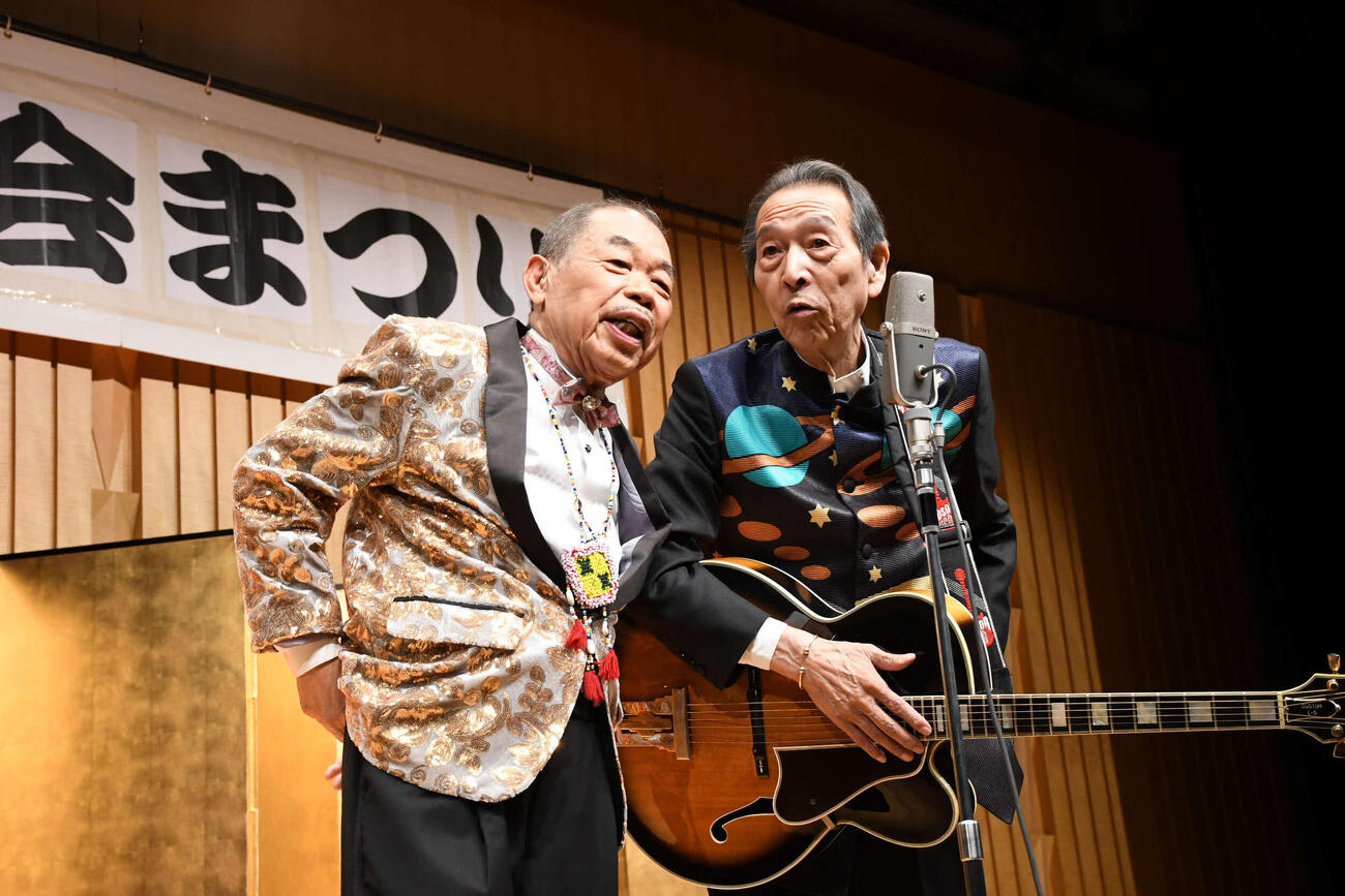 関西演芸協会まつりに出演した若井ぼん（左）と梅乃ハッパ（撮影・阪口孝志）