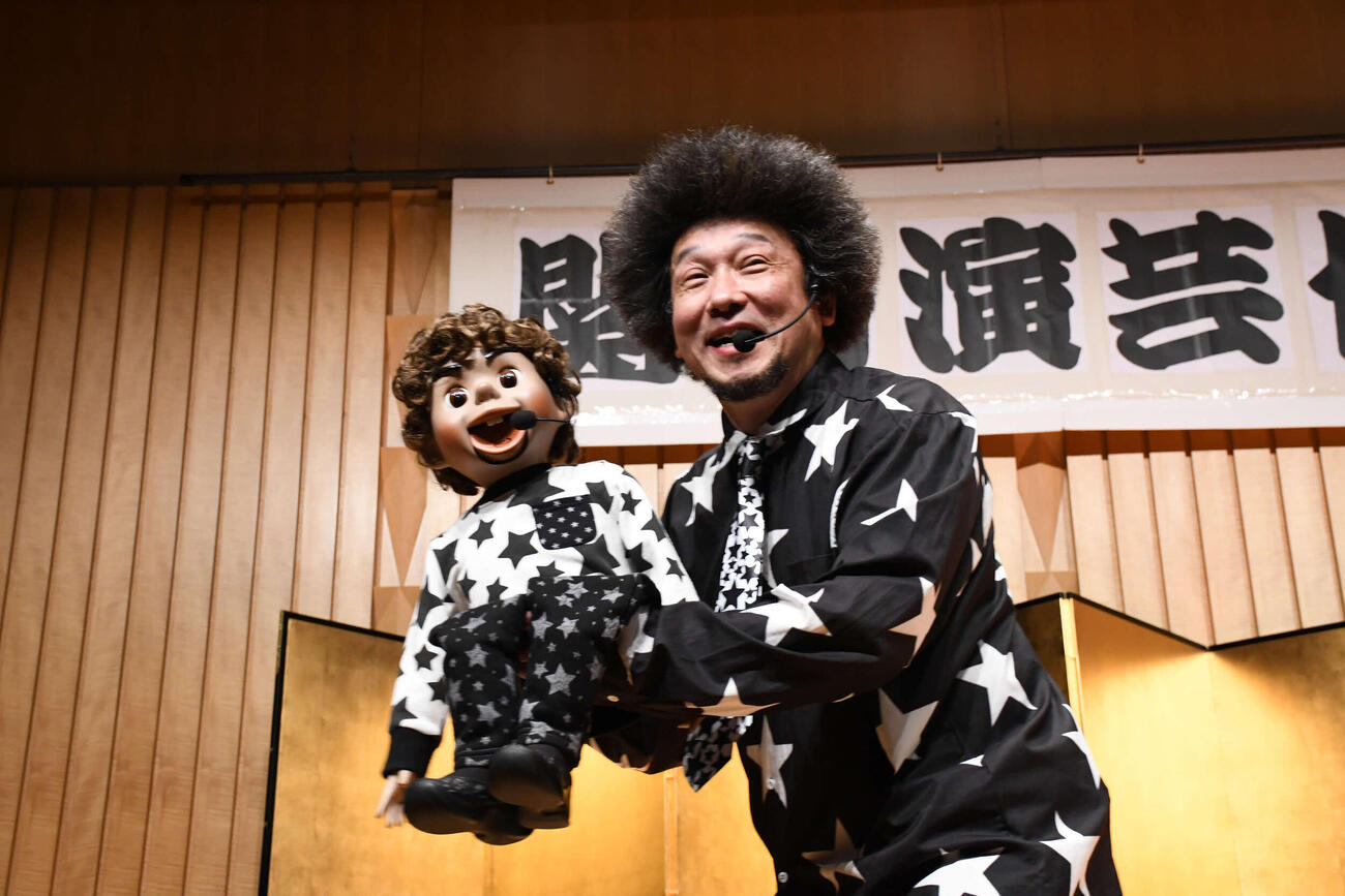 関西演芸協会まつりに出演した腹話術師の福小介（撮影・阪口孝志）