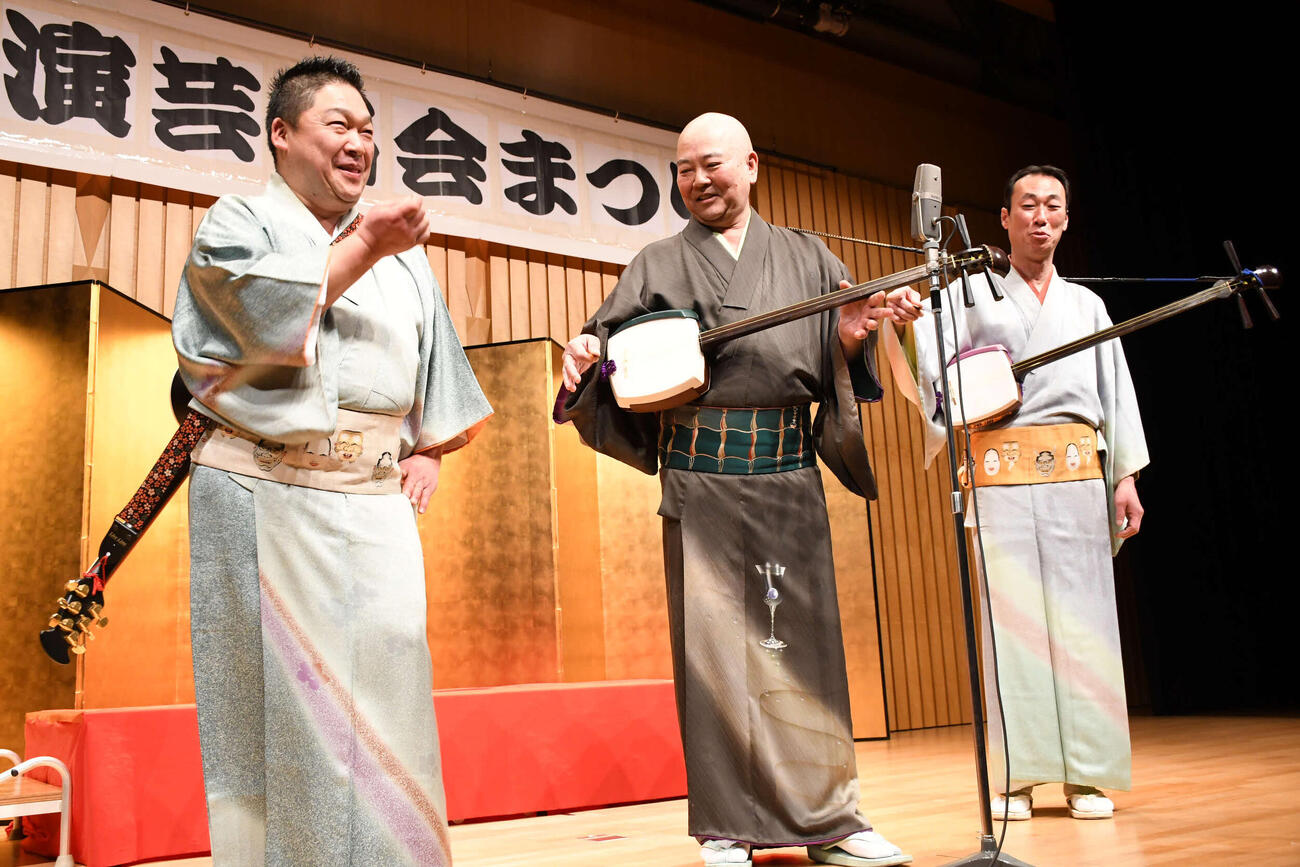 関西演芸協会まつりに出演した暁トリオ、左から、暁輝晶、暁光雄、暁明夫（撮影・阪口孝志）