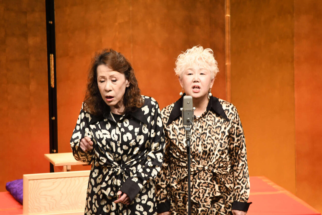 関西演芸協会まつりに出演したパピヨンズのちよこ（左）とちよみ（撮影・阪口孝志）