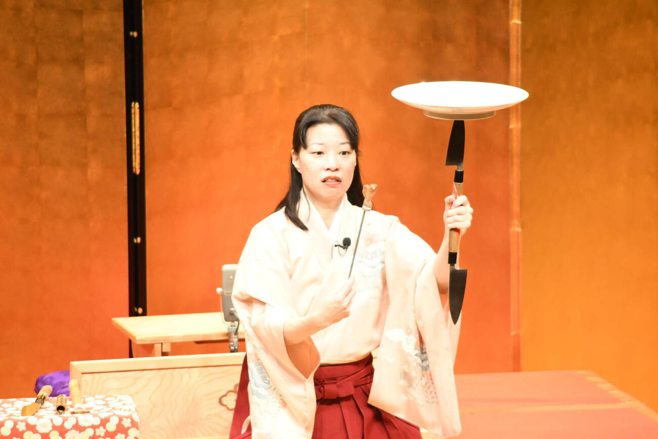 関西演芸協会まつりに出演した太神楽のラッキー舞（撮影・阪口孝志）