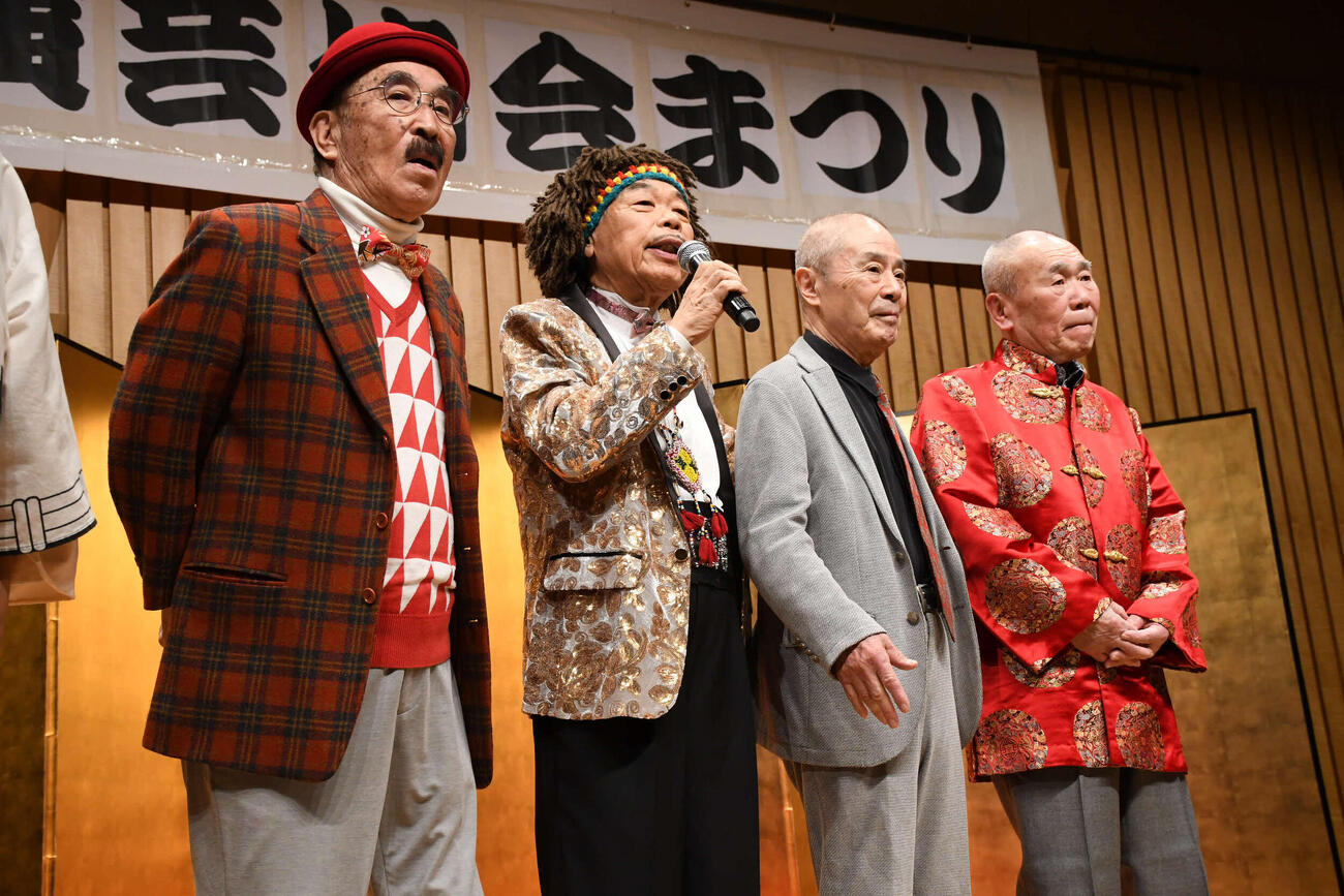 関西演芸協会まつりに出演した、左から、青芝フック、若井ぼん、桂福團治、ゼンジー北京（撮影・阪口孝志）