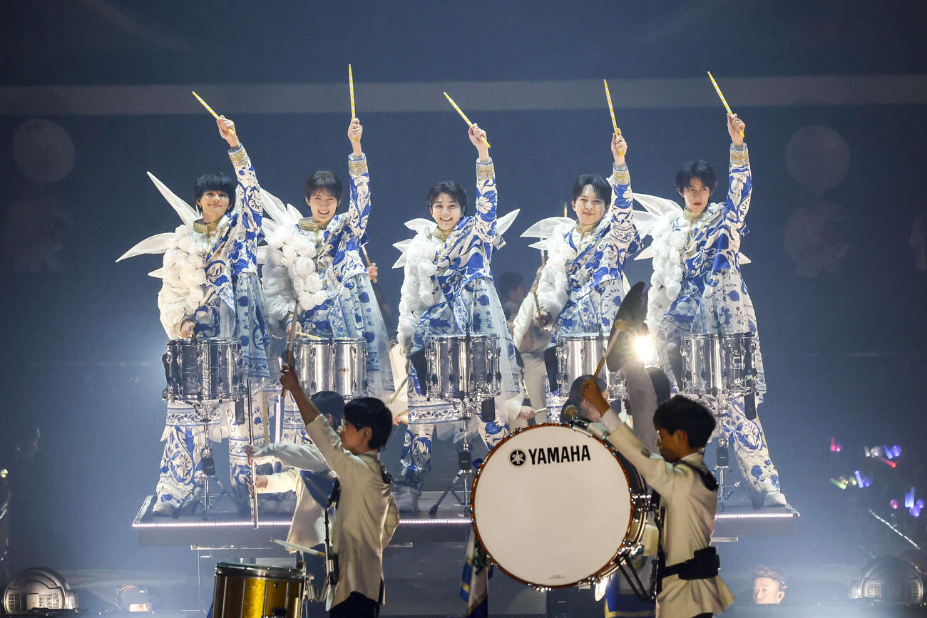 アリーナツアー「SMILE POP！」で、駒大高の吹奏楽部とパフォーマンスするM！LK。左から佐野勇斗、山中柔太朗、塩﨑太智、吉田仁人、曽野舜太