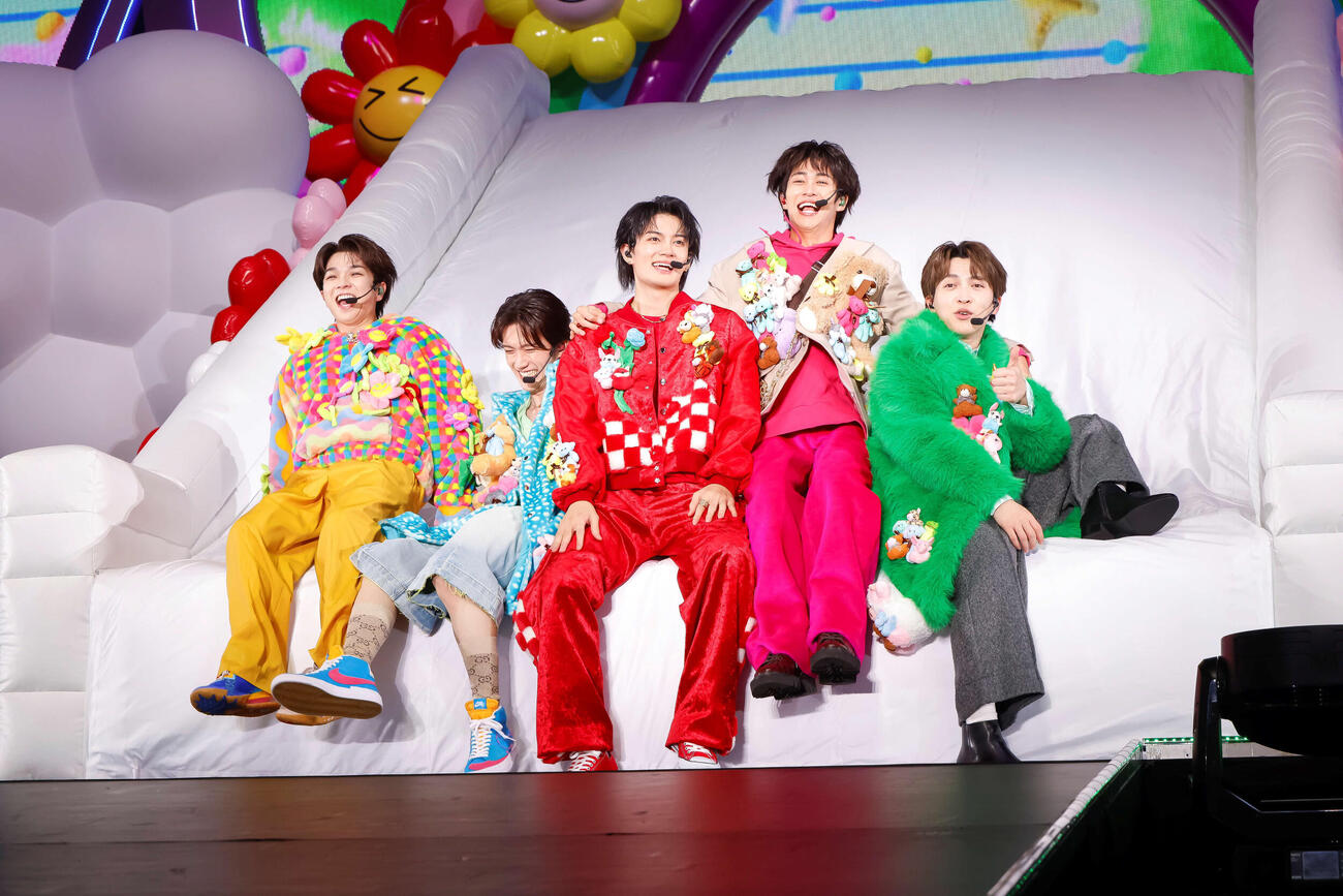 アリーナツアー「SMILE POP！」でパフォーマンスするM！LK。左から塩﨑太智、山中柔太朗、佐野勇斗、曽野舜太、吉田仁人