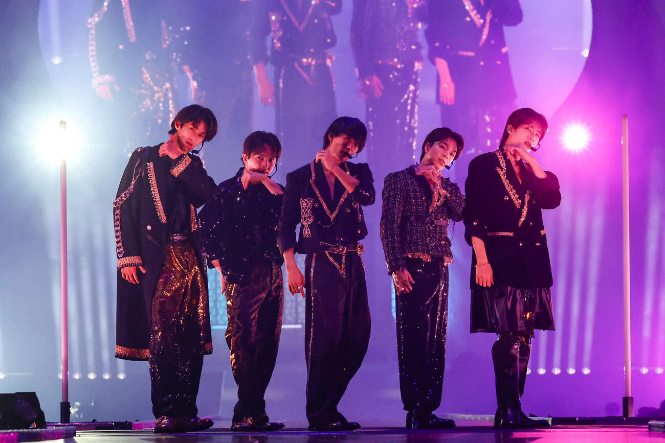 アリーナツアー「SMILE POP！」でパフォーマンスするM！LK。左から曽野舜太、吉田仁人、佐野勇斗、塩﨑太智、山中柔太朗
