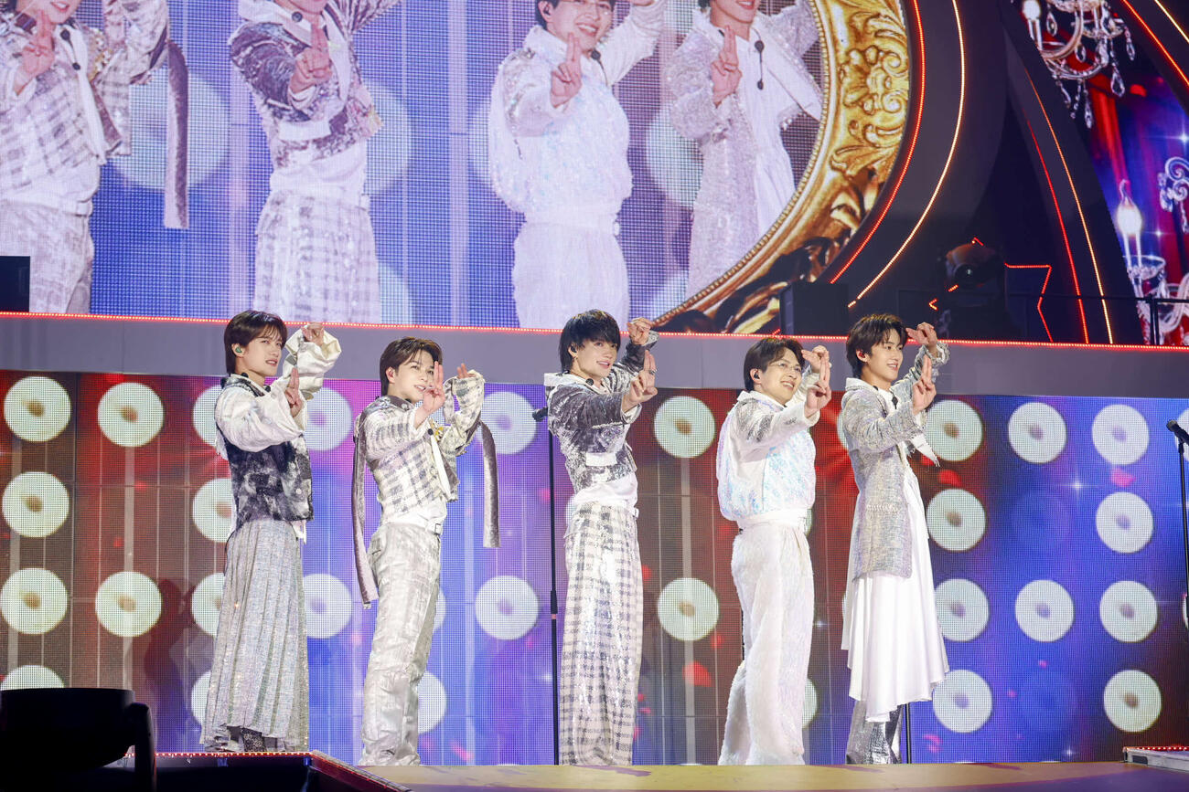 アリーナツアー「SMILE POP！」でパフォーマンスするM！LK。左から山中柔太朗、塩﨑太智、佐野勇斗、吉田仁人、曽野舜太