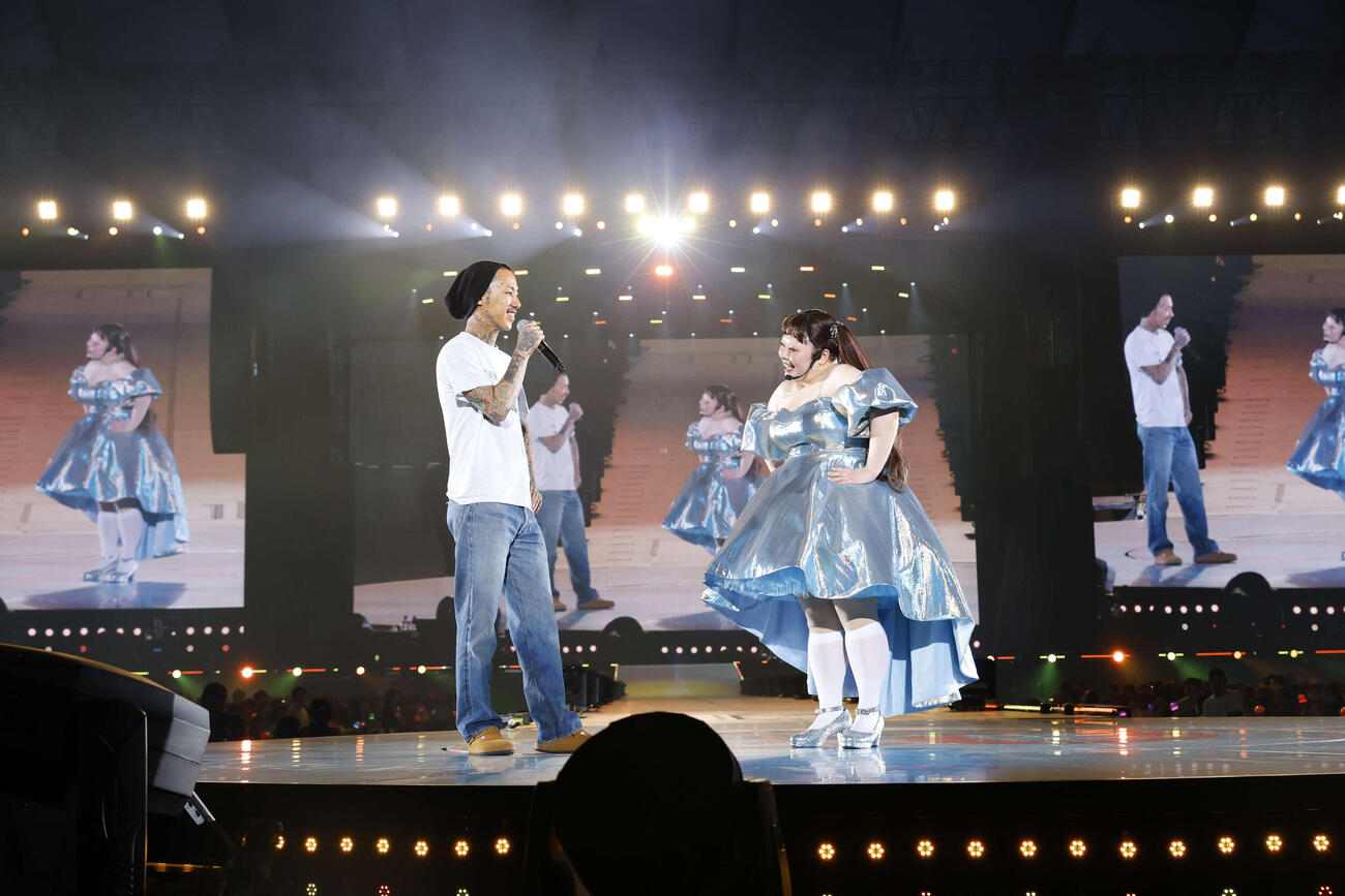 「渡辺直美（20）in東京ドーム」で、千葉雄喜（右）とコラボパフォーマンスを披露する渡辺直美