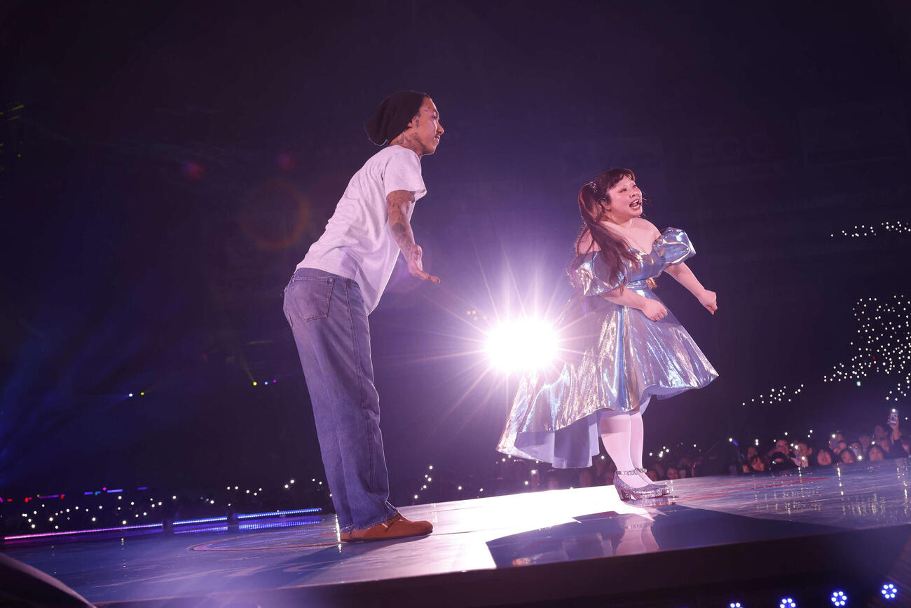 「渡辺直美（20）in東京ドーム」で、千葉雄喜（右）とコラボパフォーマンスを披露する渡辺直美