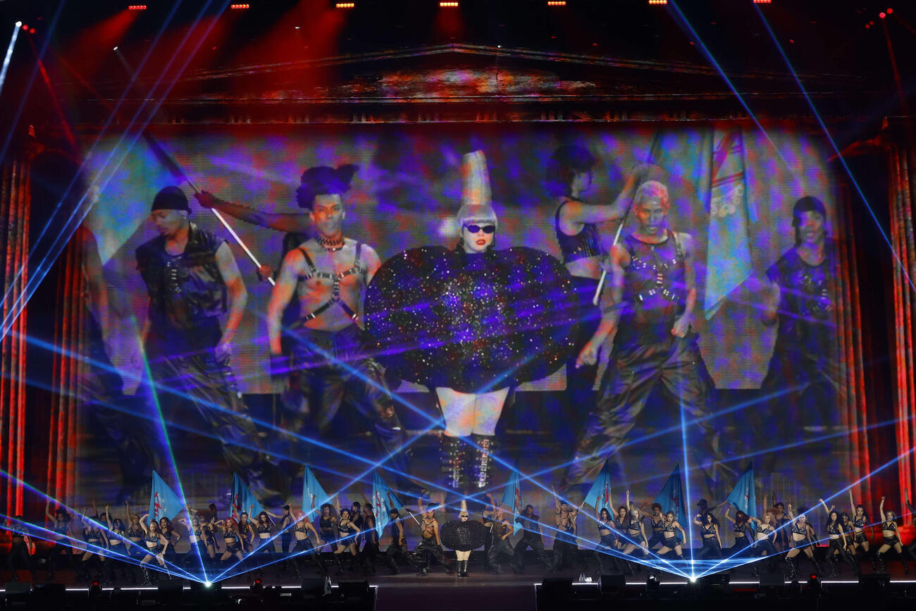 「渡辺直美（20）in東京ドーム」でレディー・ガガの「Judas」を披露する渡辺直美