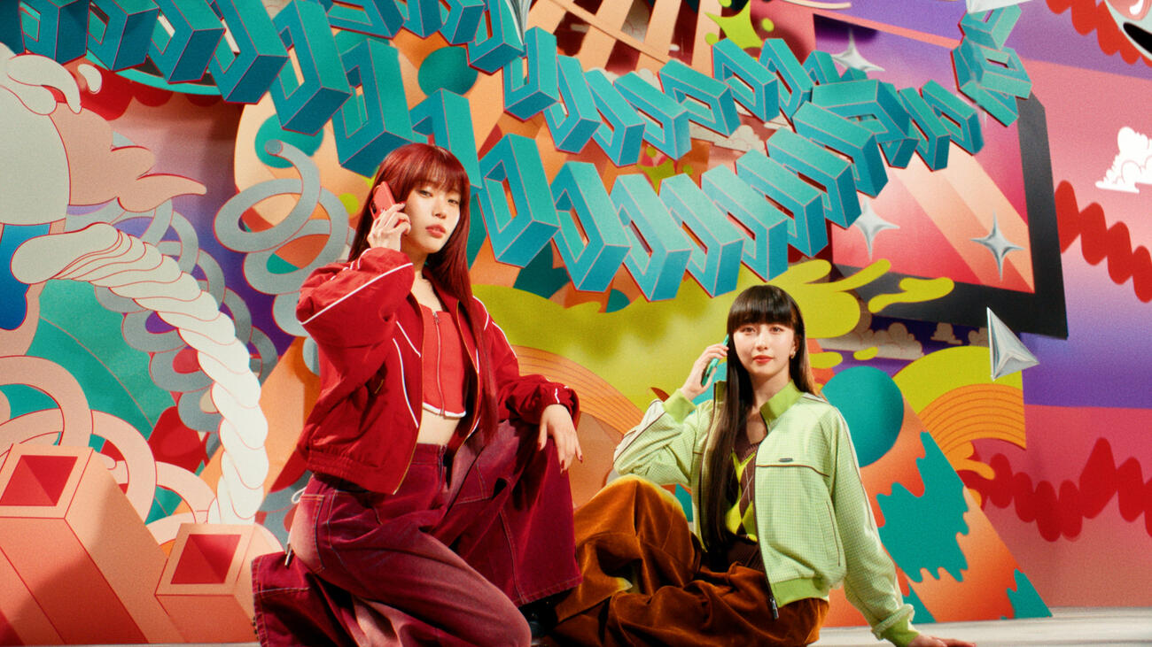Cocomi（右）とアイナ・ジ・エンド（左）が出演する「ahamo」の新CMのワンシーン