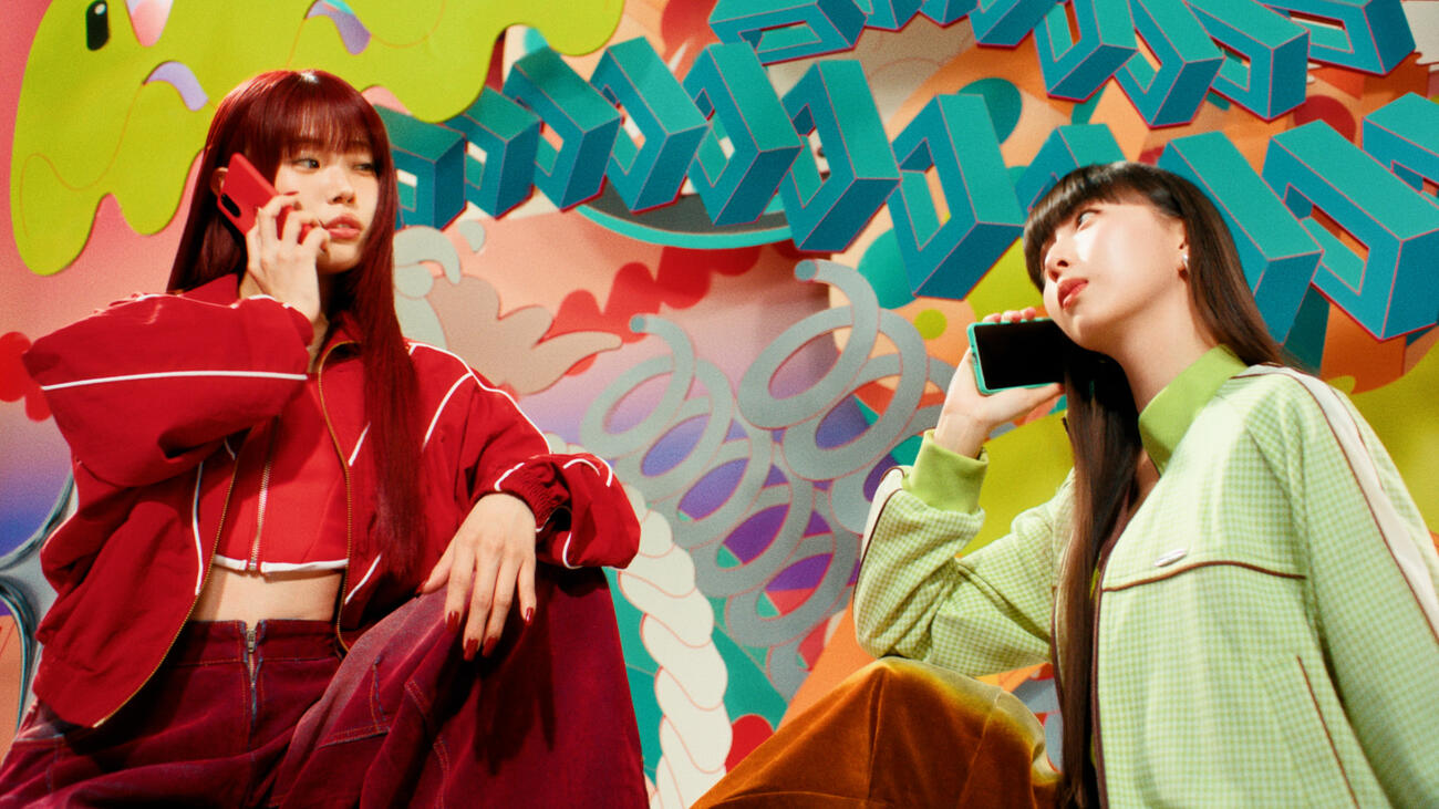Cocomi（右）とアイナ・ジ・エンド（左）が出演する「ahamo」の新CMのワンシーン