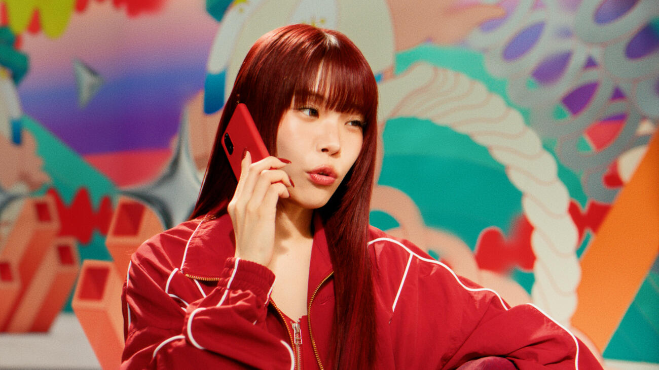 アイナ・ジ・エンド（左）が出演する「ahamo」の新CMのワンシーン