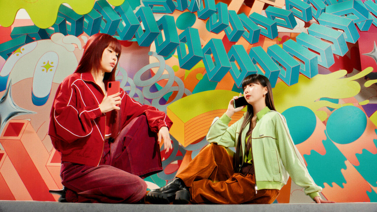 Cocomi（右）とアイナ・ジ・エンド（左）が出演する「ahamo」の新CMのワンシーン