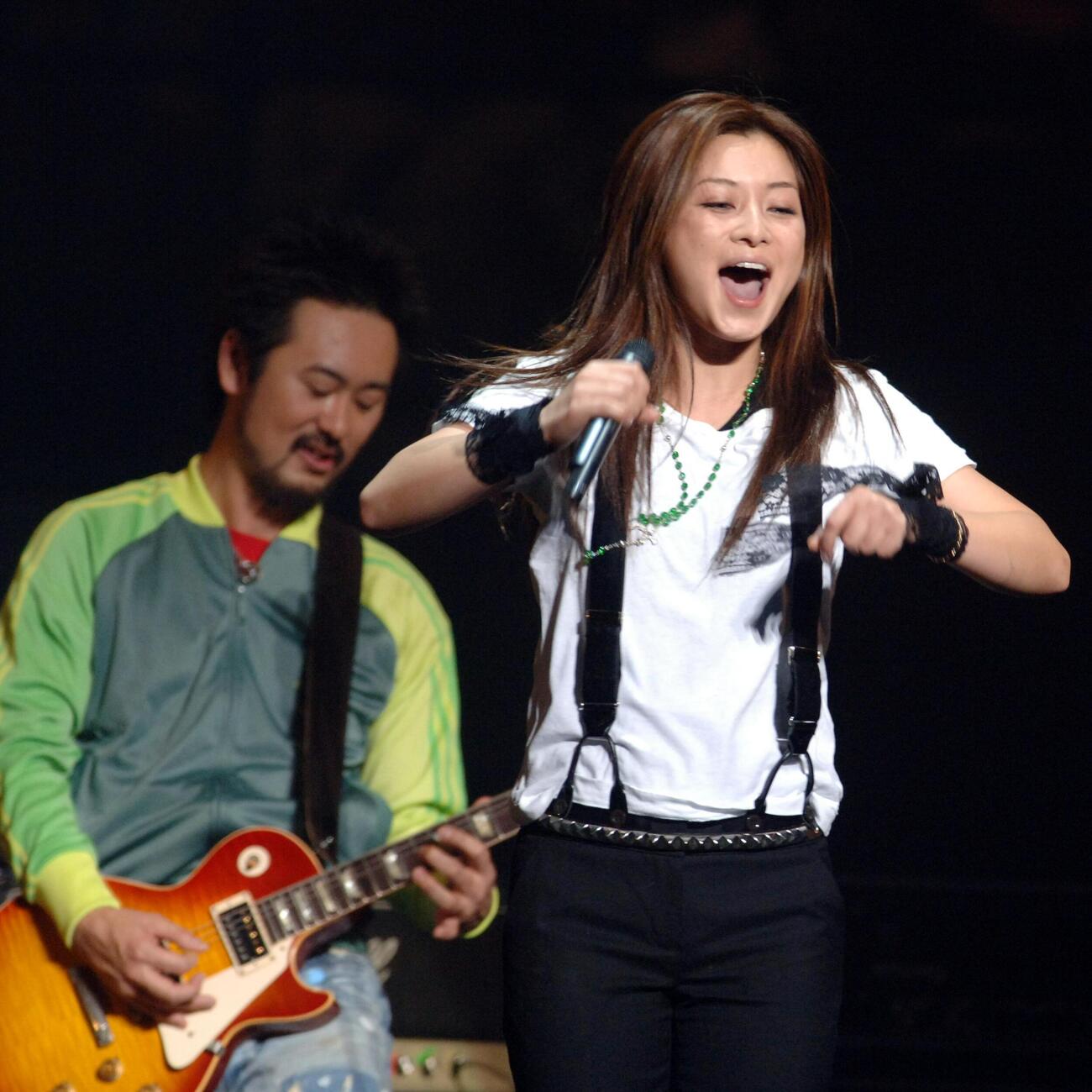 Do As Infinityの伴都美子（右）と大渡亮（2005年撮影）