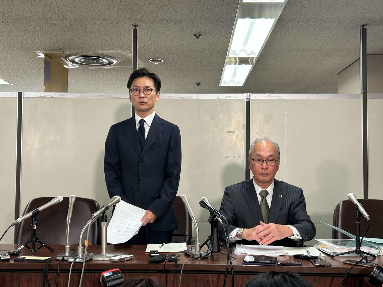 会見を行った国分太一と代理人弁護士（2025年11月撮影）