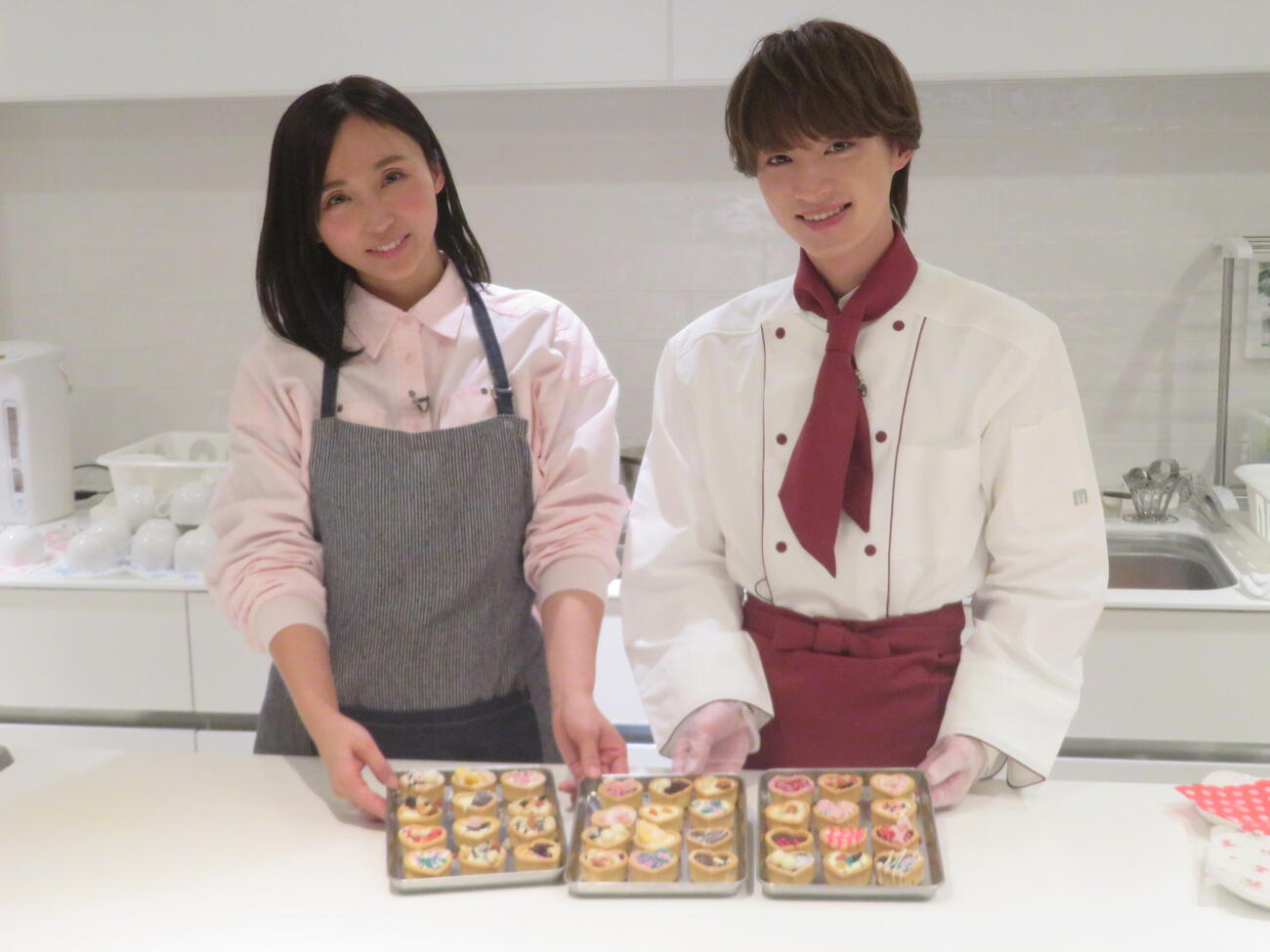 吉木りさ（左）指導のもと、初めてのチョコレート作りに挑んだ青山新（撮影・川田和博）