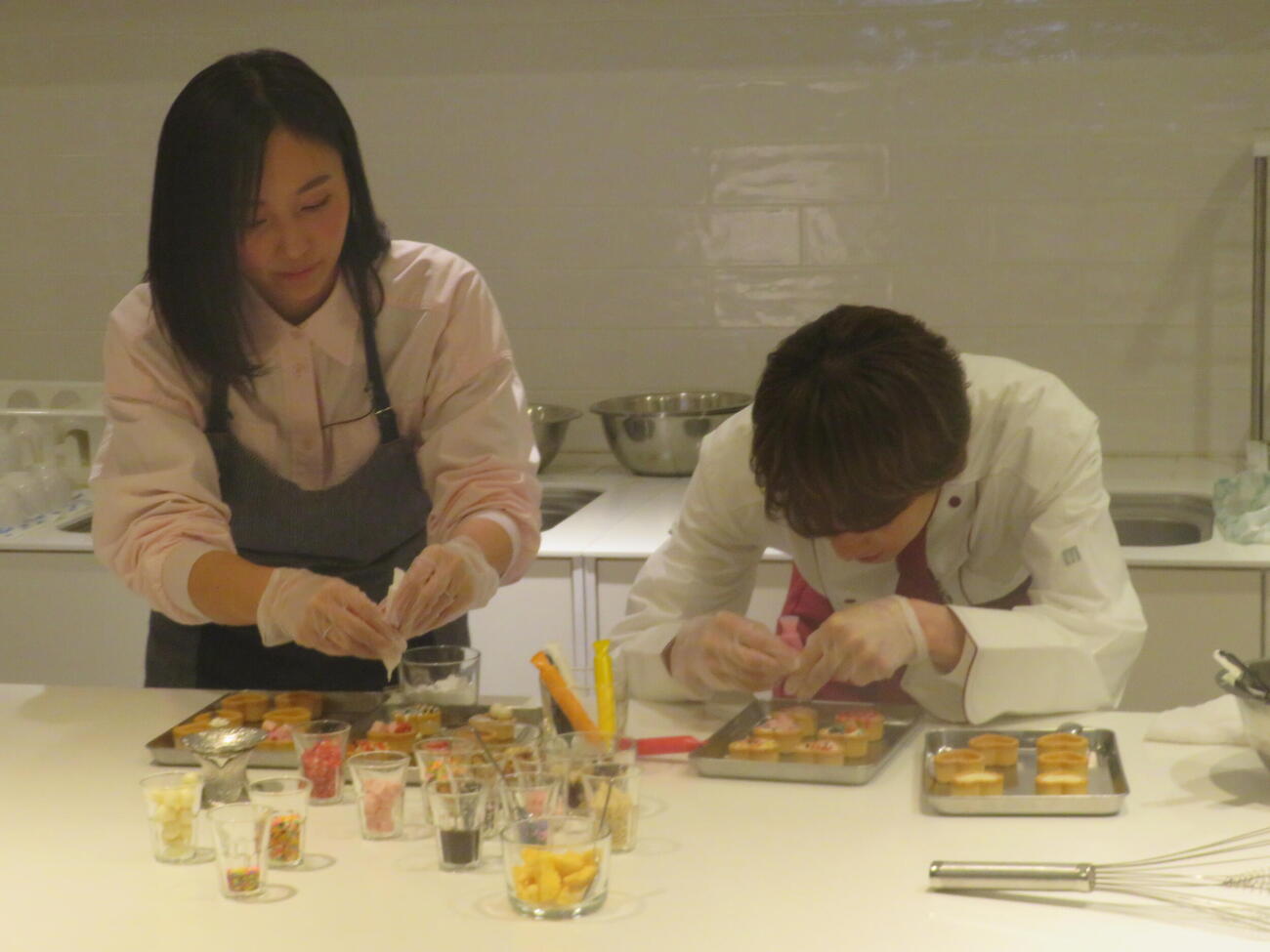 吉木りさ（左）指導のもと、初めてのチョコレート作りに挑む青山新（撮影・川田和博）