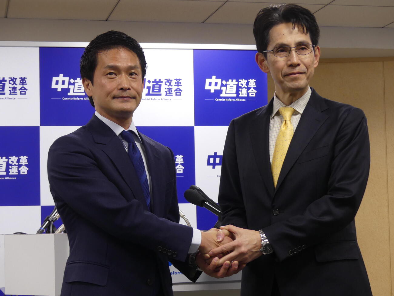 中道改革連合の代表選に立候補し、共同会見で握手をかわす小川淳也氏（左）と階猛氏（撮影・中山知子）