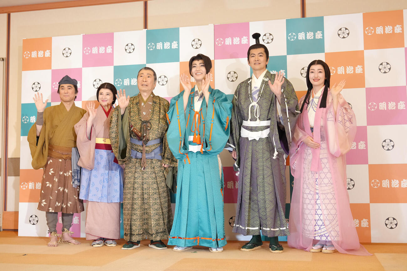笑顔で手を振る、左から山崎樹範、島崎和歌子、石倉三郎、氷川きよし、丸山智己、上野なつひ（2026年1月撮影）