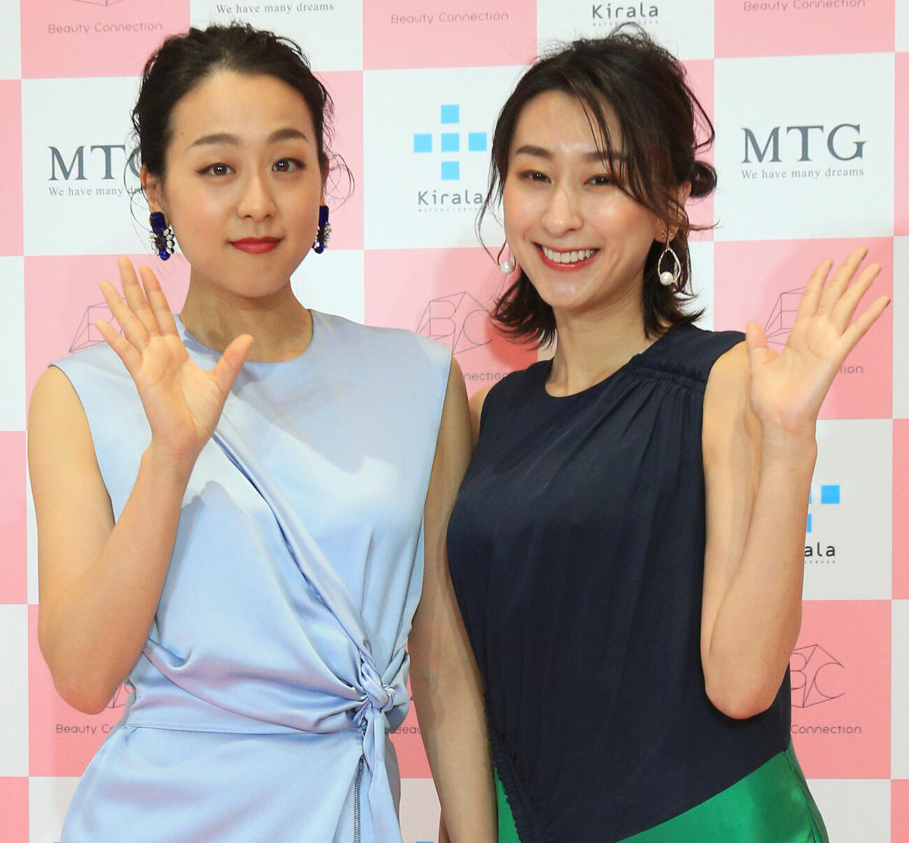 浅田真央さん（左）と浅田舞（2019年11月撮影）