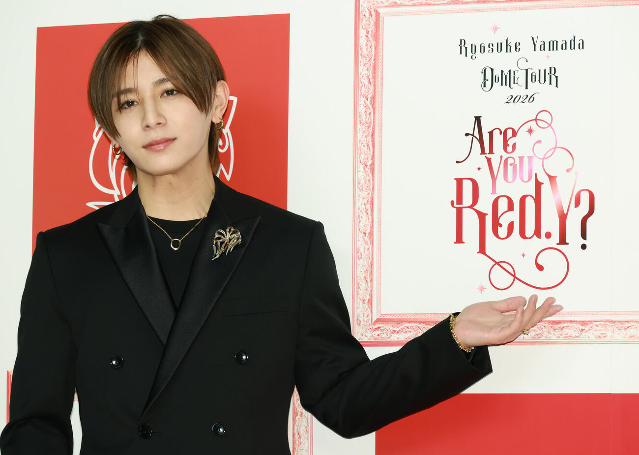 フォトセッションでポーズを決めるHey！Say！JUMP山田涼介（撮影・中島郁夫）