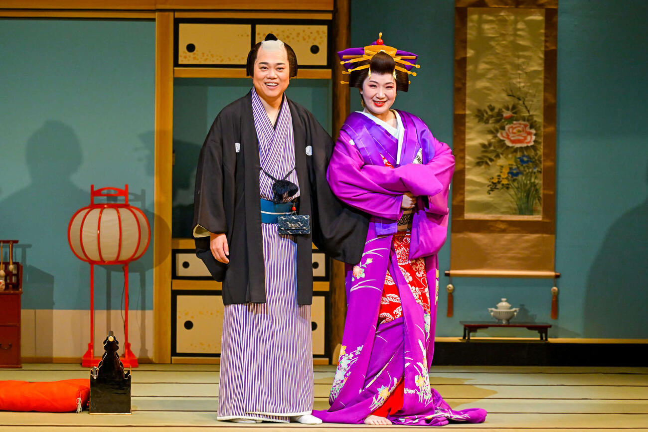 座長公演に出演する三山ひろし（左）と市川由紀乃（撮影：河上良）