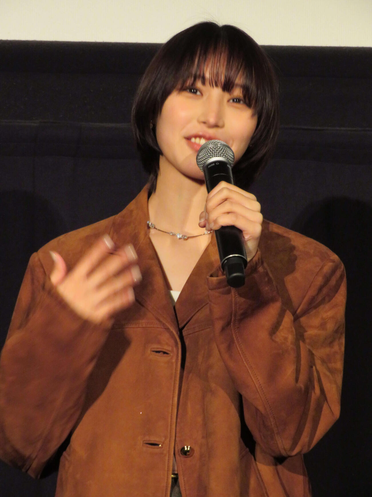 映画「万事快調〈オール・グリーンズ〉」テーチイン舞台あいさつで観客からの質問を受ける南沙良（撮影・村上幸将）
