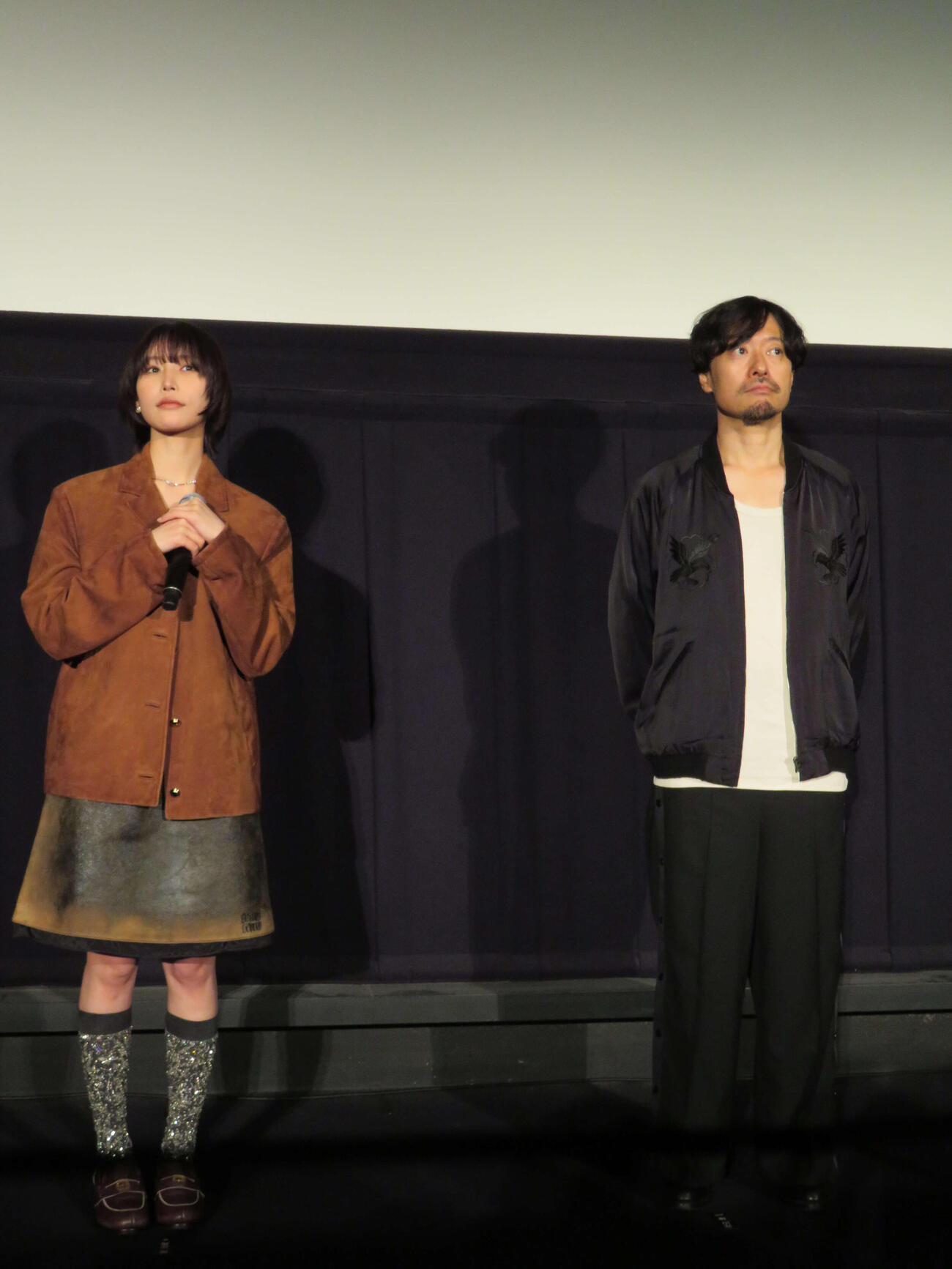 映画「万事快調〈オール・グリーンズ〉」テーチイン舞台あいさつに登壇した南沙良（左）と児山隆監督（撮影・村上幸将）