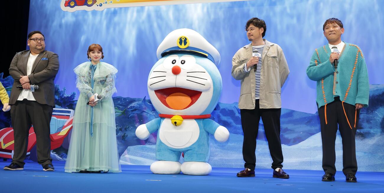 「映画ドラえもん　新・のび太の海底鬼岩城」完成披露試写会に登場した、左から矢嶋哲生監督、平愛梨、ドラえもん、平子祐希、酒井健太（撮影・中島郁夫）