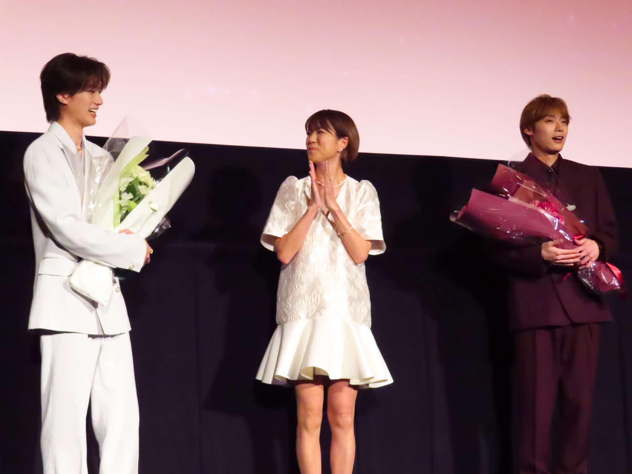「純愛上等！」公開記念舞台あいさつに登壇した、左から山中柔太朗、hitomi、髙松アロハ