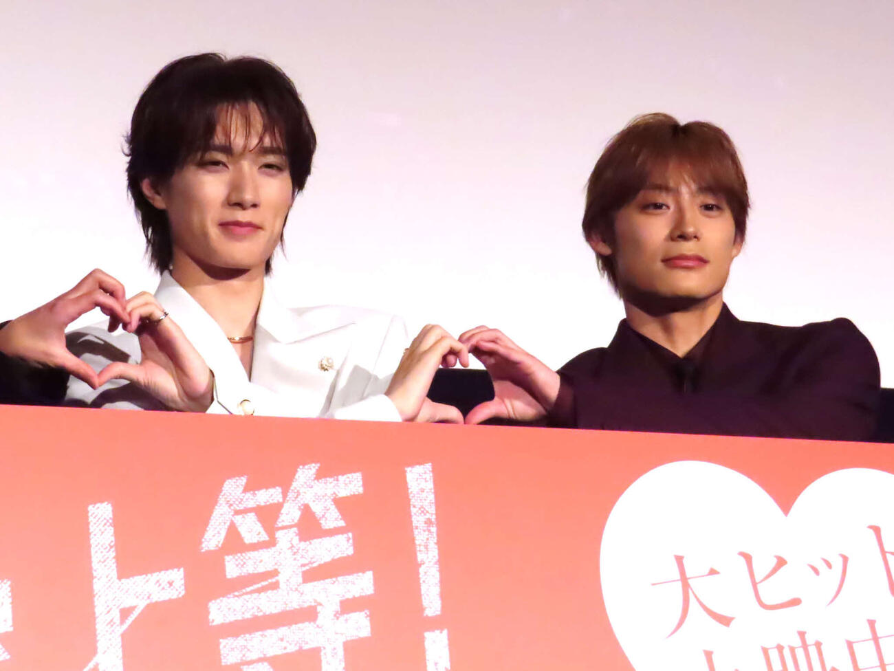 「純愛上等！」公開記念舞台あいさつに登壇した山中柔太朗（左）と髙松アロハ