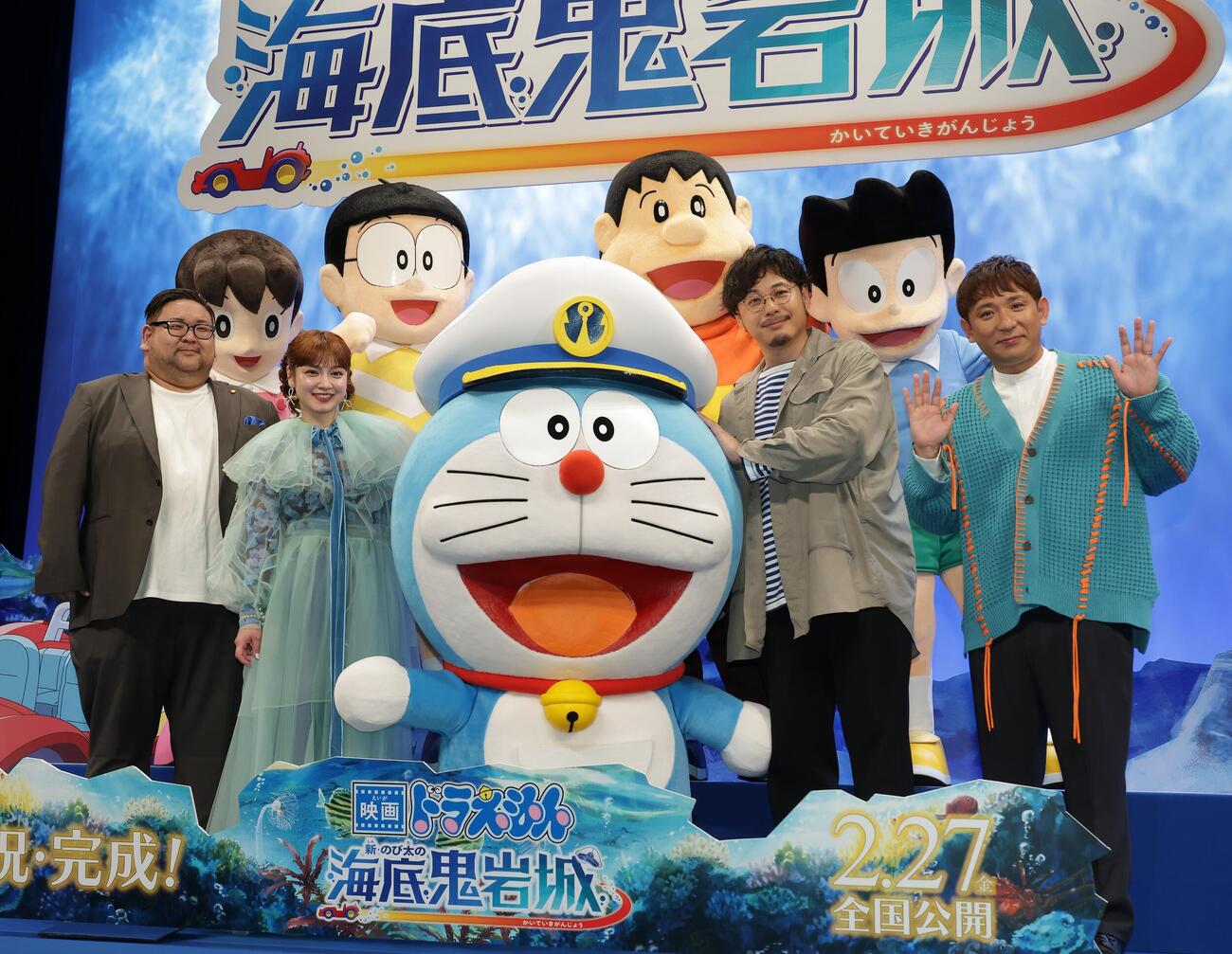 「映画ドラえもん　新・のび太の海底鬼岩城」完成披露試写会に登場した、前列左から矢嶋哲生監督、平愛梨、ドラえもん、平子祐希、酒井健太、後列左からしずかちゃん、のび太、ジャイアン、スネ夫（撮影・中島郁夫）