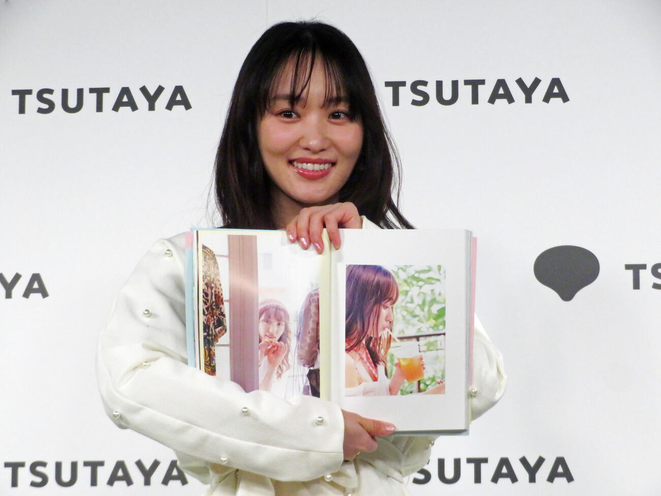 お気に入りカットを披露する菅井友香（撮影・川田和博）