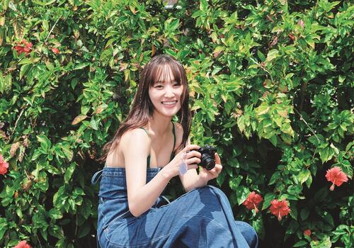 菅井友香が櫻坂46を卒業後初の写真集発売「演じるように撮った。今後の