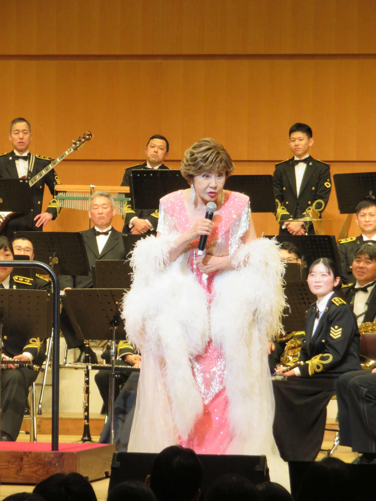 海上自衛隊舞鶴音楽隊の演奏で熱唱する小林幸子