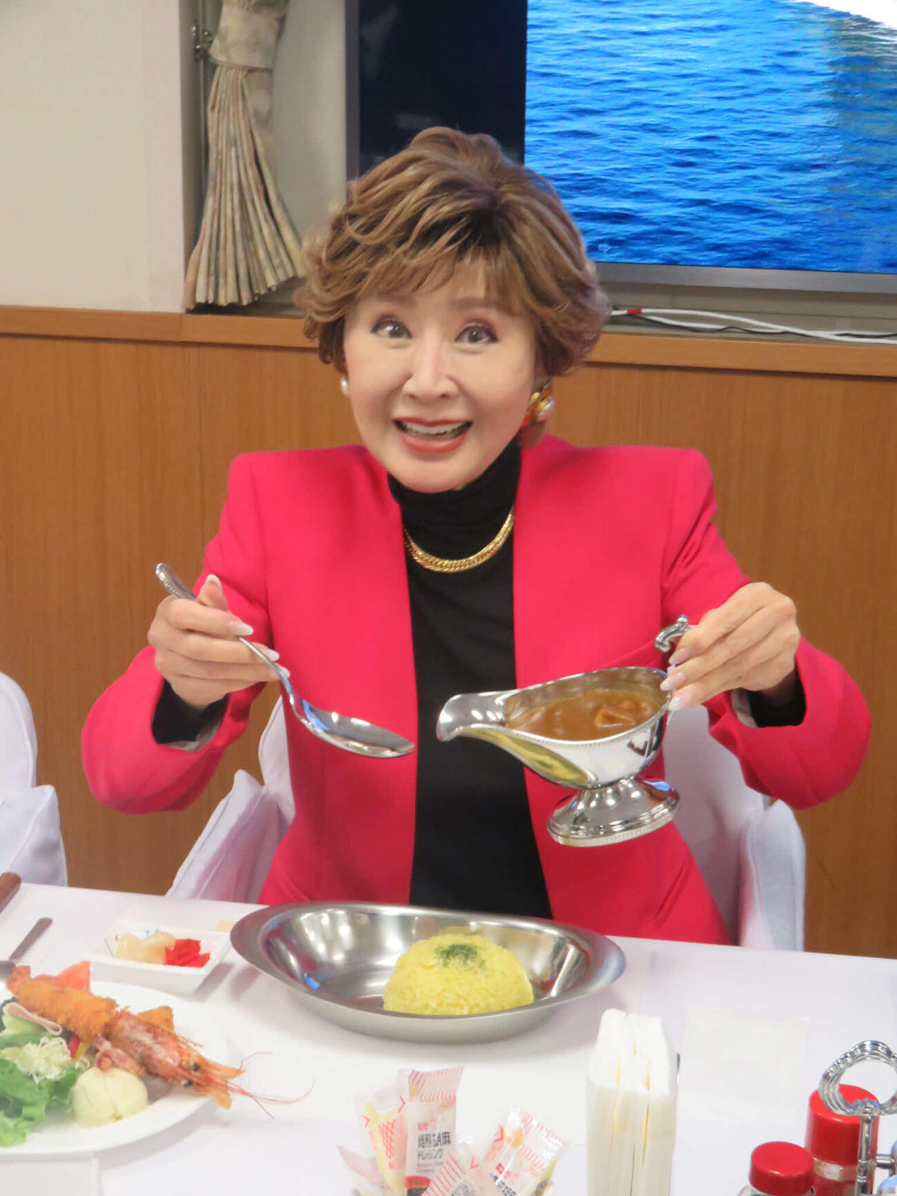 海上自衛隊名物の海自カレーに笑顔を見せる小林幸子