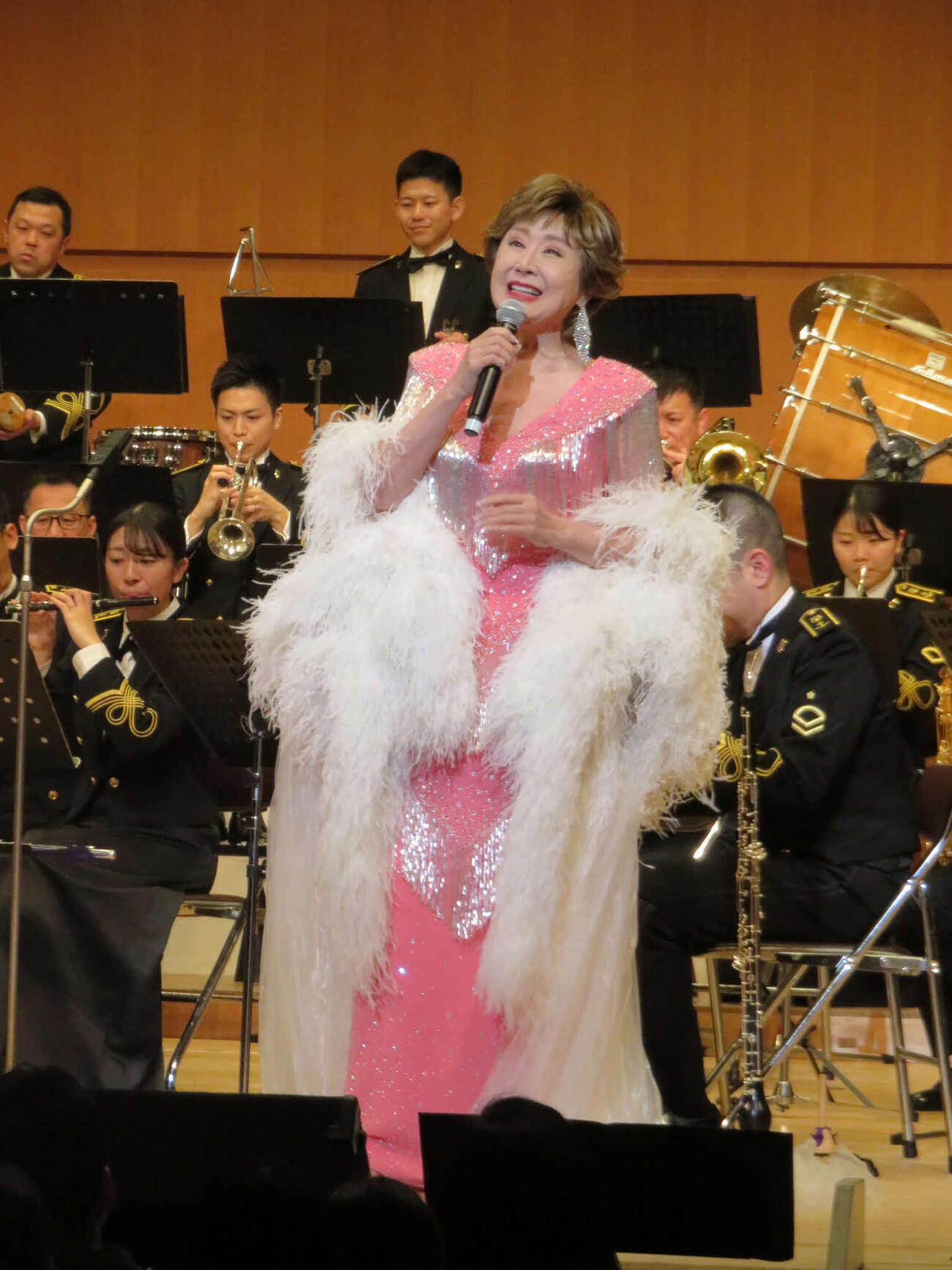 海上自衛隊舞鶴音楽隊の演奏で熱唱する小林幸子