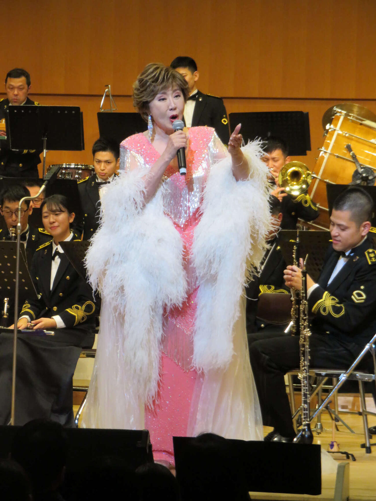 海上自衛隊舞鶴音楽隊の演奏で熱唱する小林幸子
