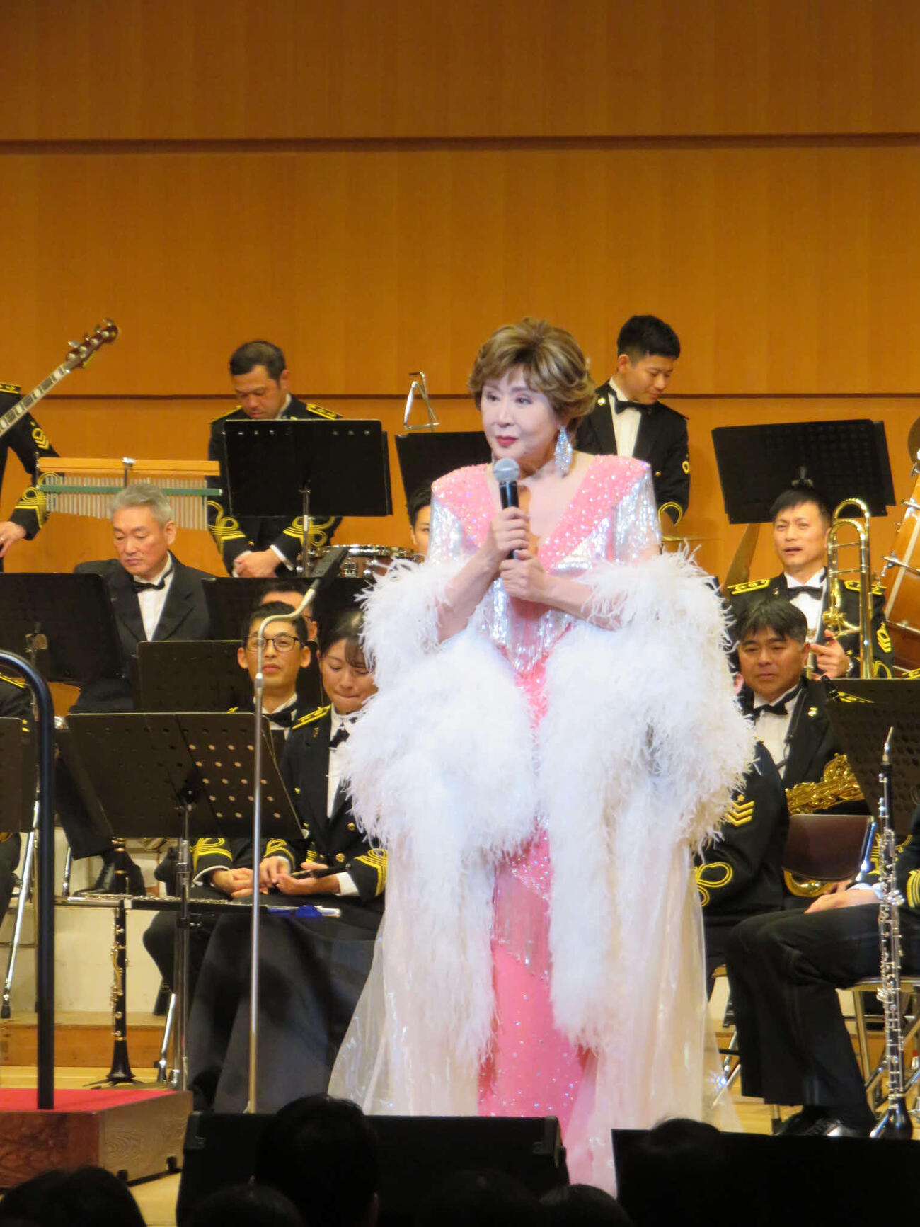 海上自衛隊舞鶴音楽隊の演奏で熱唱する小林幸子