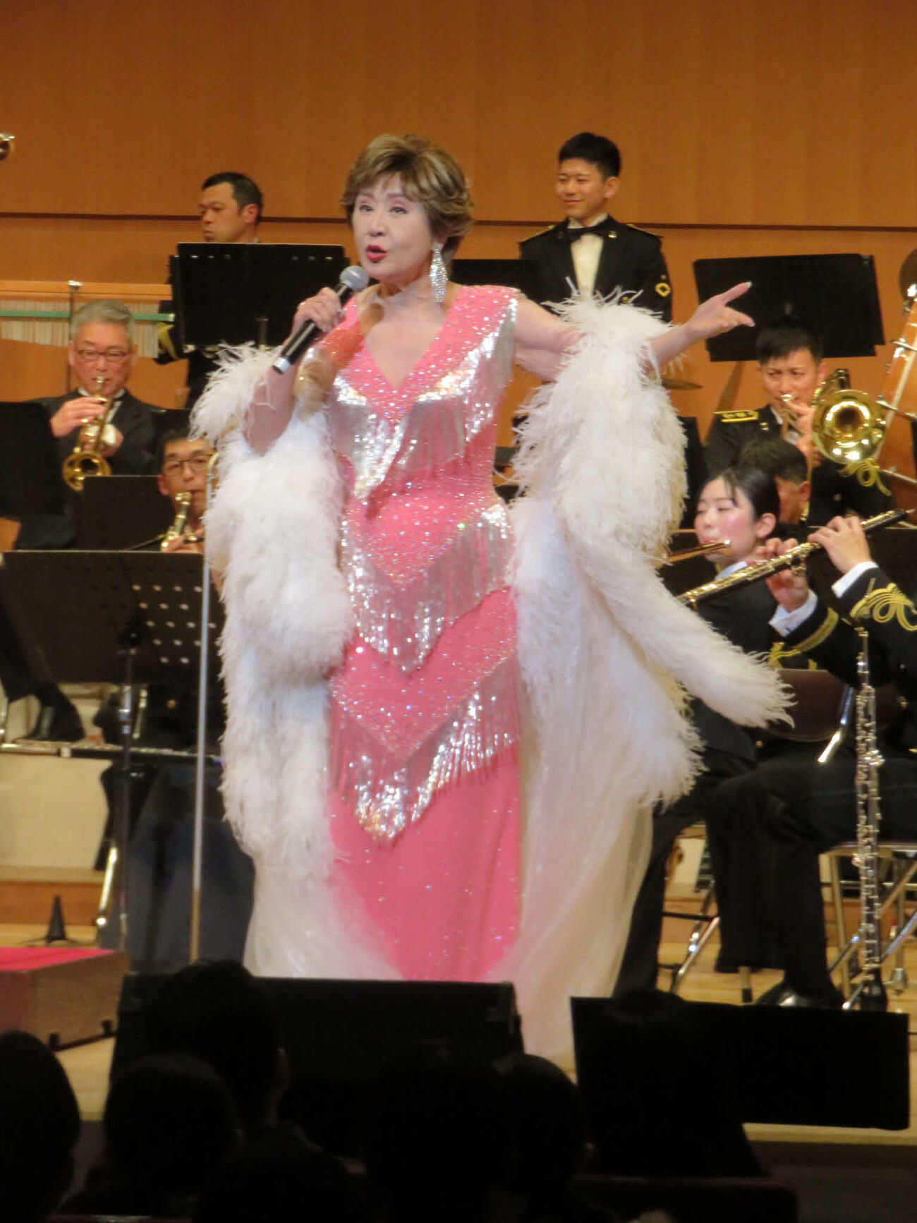 海上自衛隊舞鶴音楽隊の演奏で熱唱する小林幸子