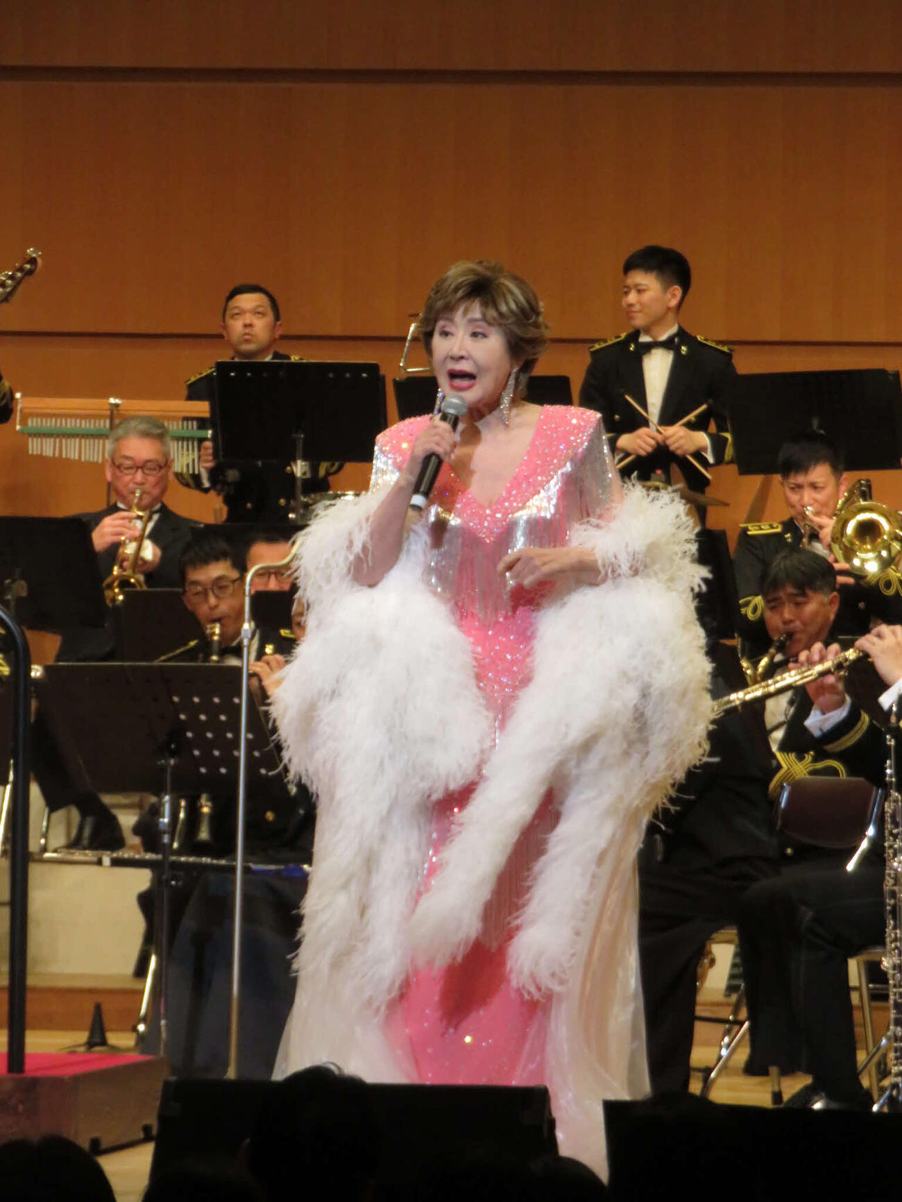 海上自衛隊舞鶴音楽隊の演奏で熱唱する小林幸子