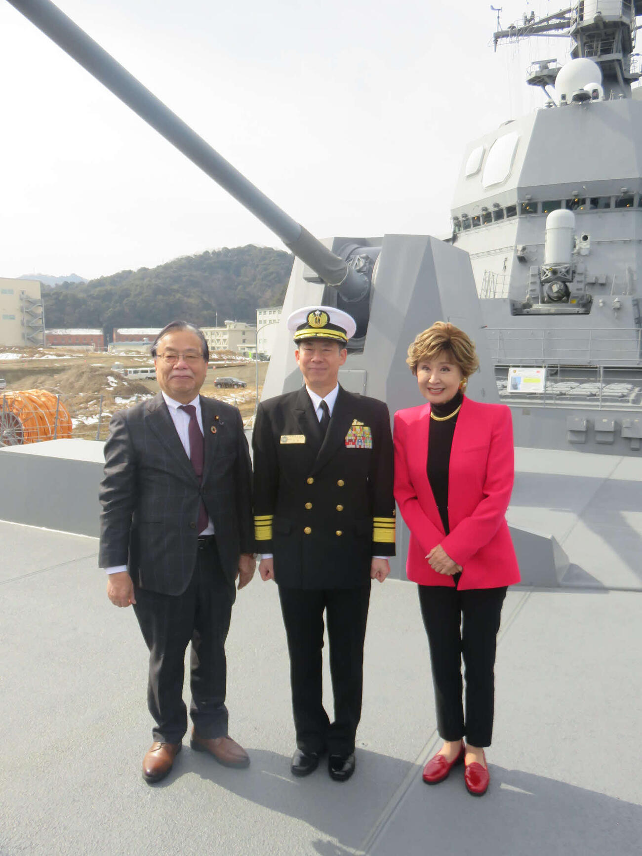 護衛艦ふゆづきの甲板で記念撮影する、左から谷公一衆議院議員、西脇匡史舞鶴地方総監、小林幸子