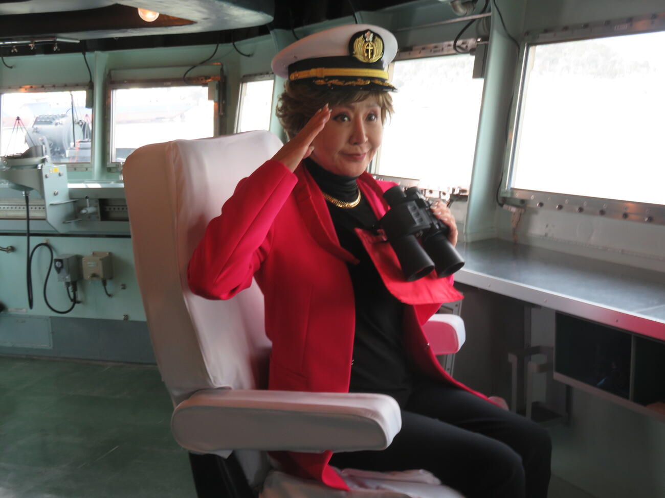 護衛艦ふゆづきの船室で帽子被って敬礼する小林幸子