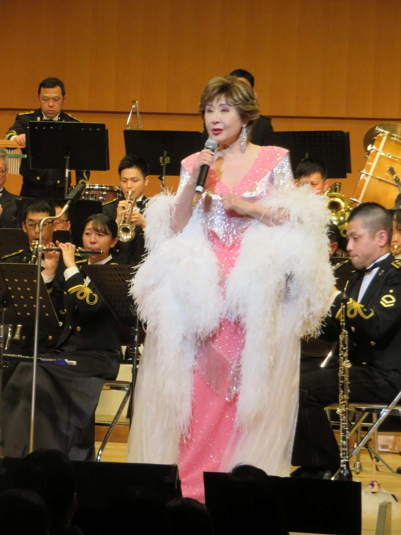 海上自衛隊舞鶴音楽隊の演奏で熱唱する小林幸子